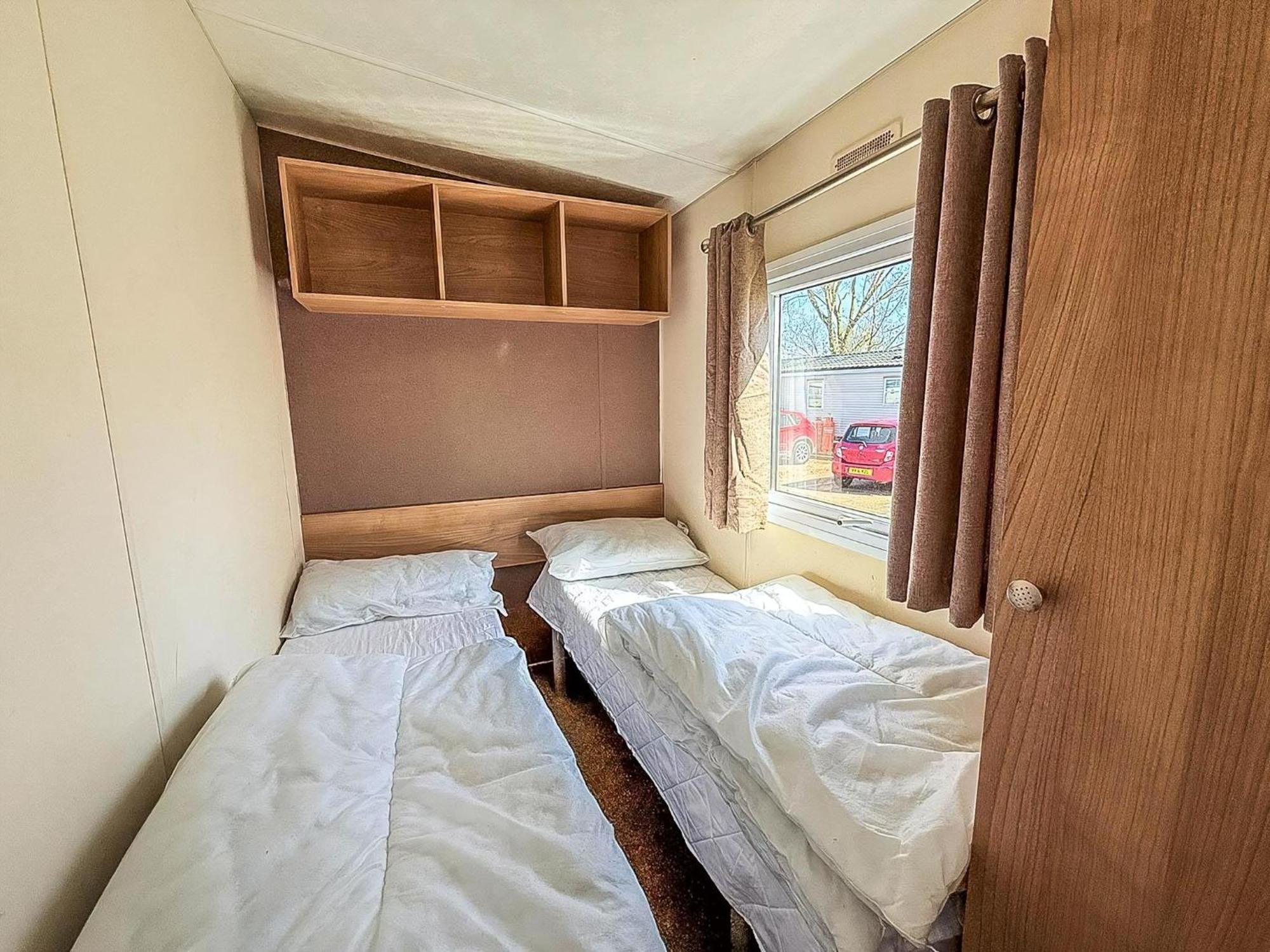 10 Berth Caravan For Hire At Seawick Holiday Park In Essex Ref 27102Sw Clacton-on-Sea Exterior foto