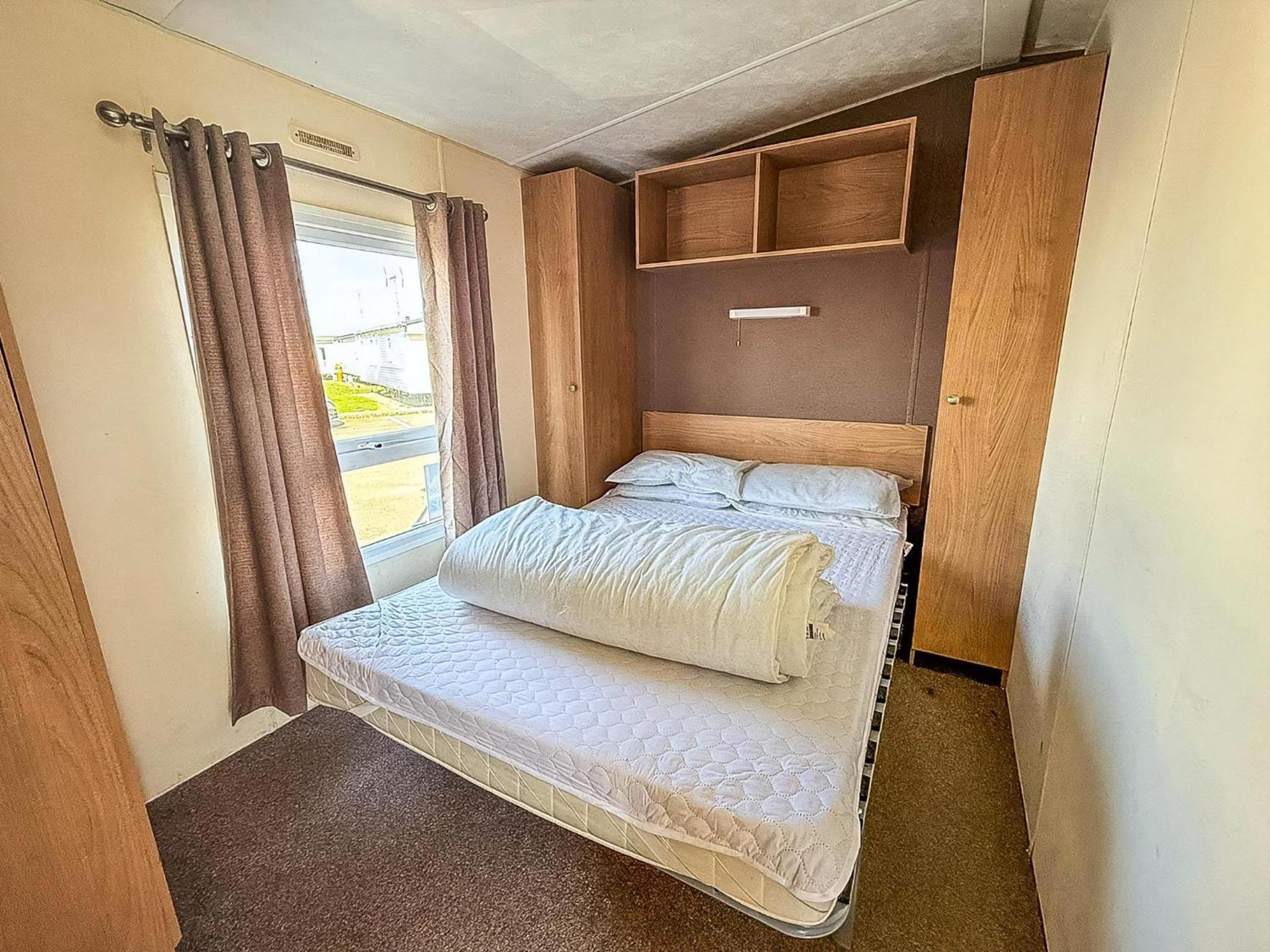 10 Berth Caravan For Hire At Seawick Holiday Park In Essex Ref 27102Sw Clacton-on-Sea Exterior foto